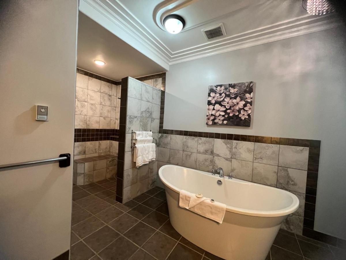 Wells Gray Inn Clearwater Exterior photo